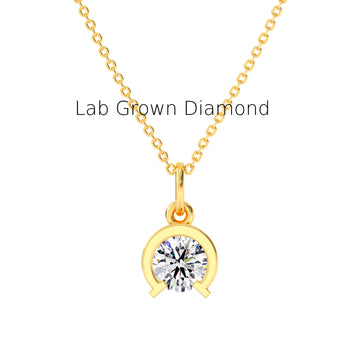 Horse Shoe Solitaire Necklace – Lab Diamond Pendant in Recycled Gold
Lucky Horse Shoe Necklace – Solitaire Lab Diamond in Eco Gold