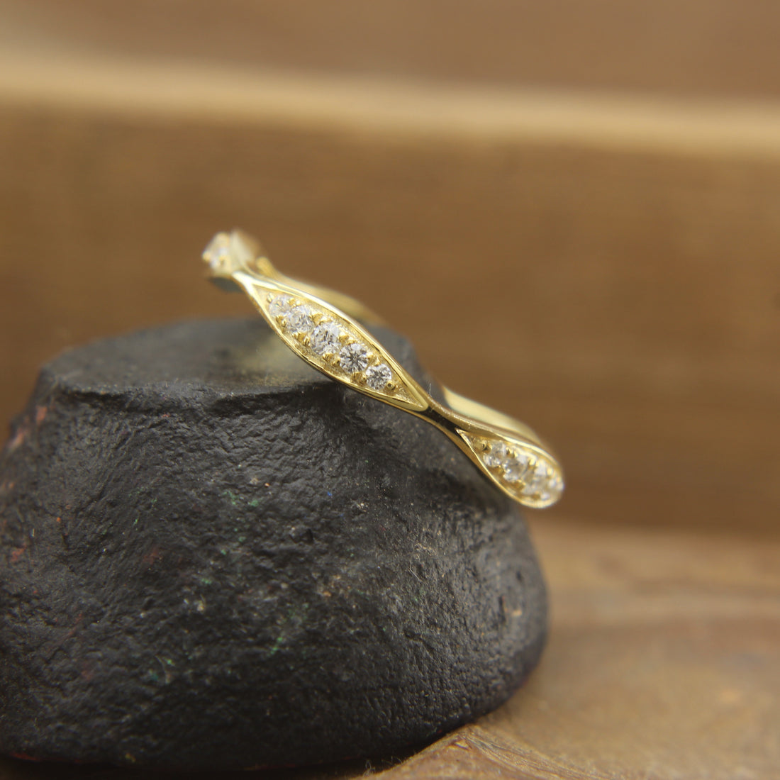 Handmade Knife Edge Diamond Eternity Ring in Recycled Gold – Ethical Stacking Band for Women

Elegant Knife Edge Diamond Stacking Ring in 14k/18k Recycled Gold – Handmade Fine Jewelry