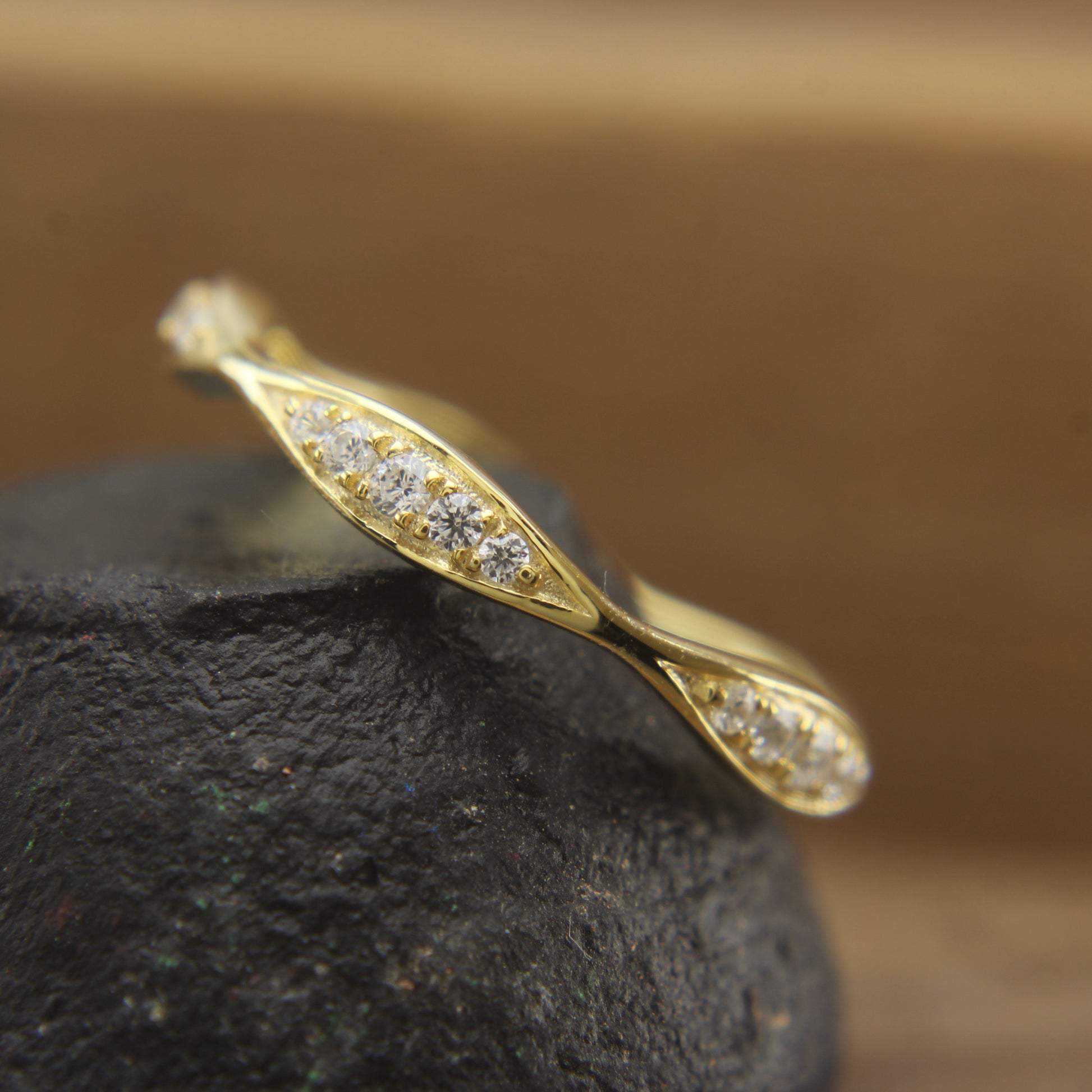 Sustainable Knife Edge Diamond Eternity Ring – Handmade in 14k/18k Recycled Gold

Handmade Diamond Stacking Ring with Knife Edge Design – Ethical Recycled Gold Band