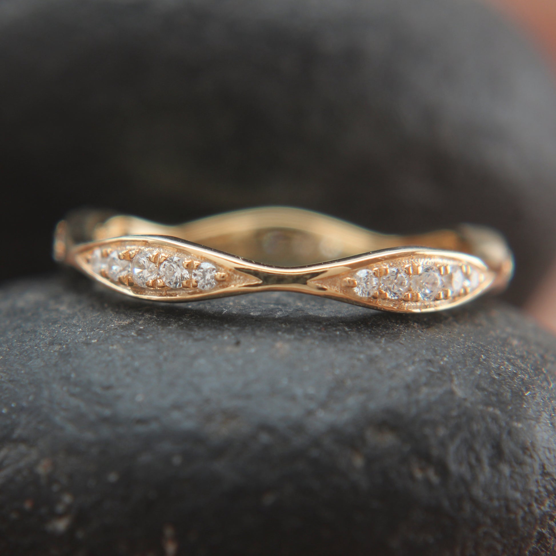 Recycled Gold Diamond Eternity Band – Handmade Knife Edge Ring for Women

Handmade Knife Edge Diamond Ring – Elegant Eternity Band in Recycled Gold