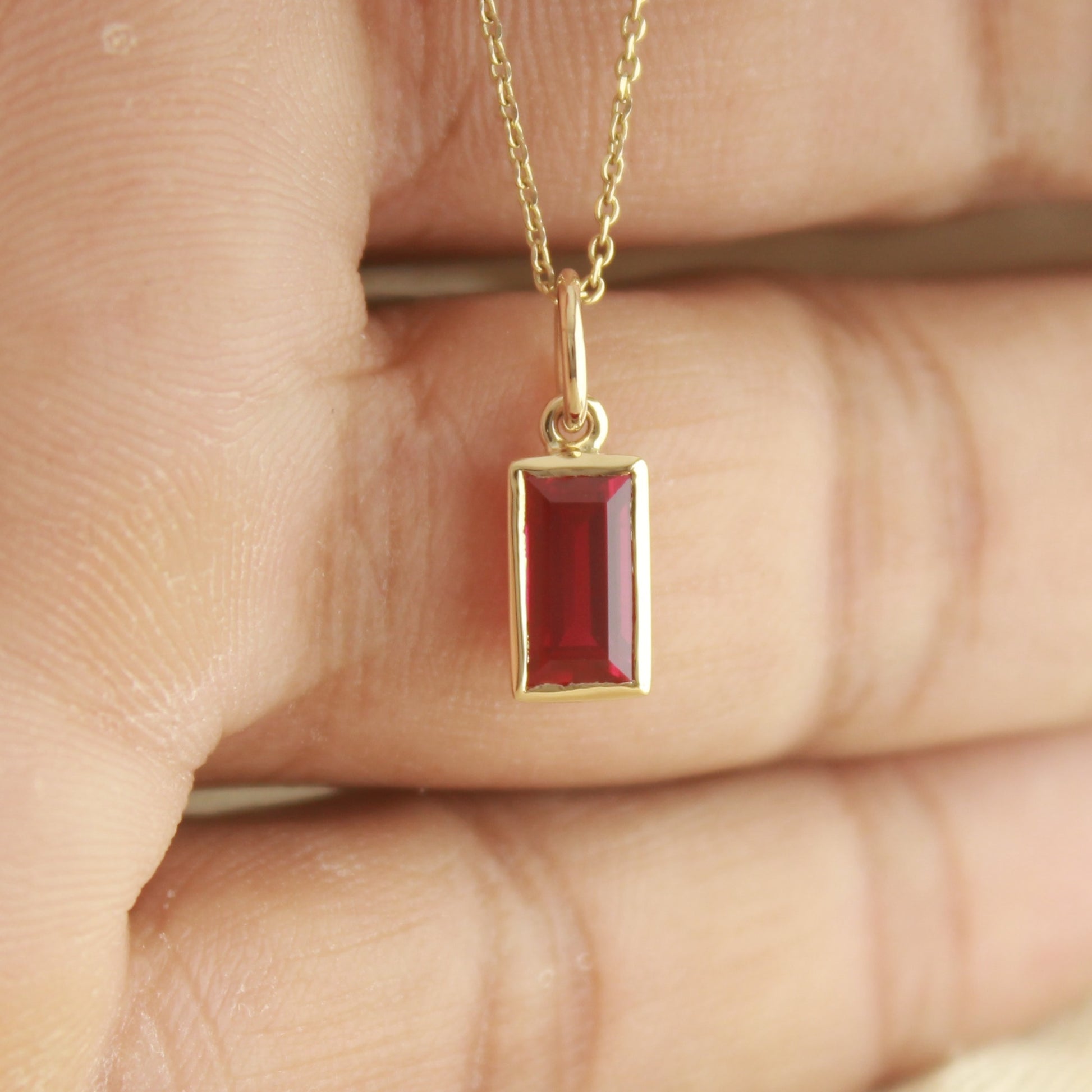 Timeless Ruby Pendant – Bezel Gold Necklace for Everyday Elegance,
Petite Emerald Cut Ruby Necklace – Dainty Bezel Charm Jewelry,
Gold Bezel Ruby Charm for Women – Handmade Lab Ruby Necklace,