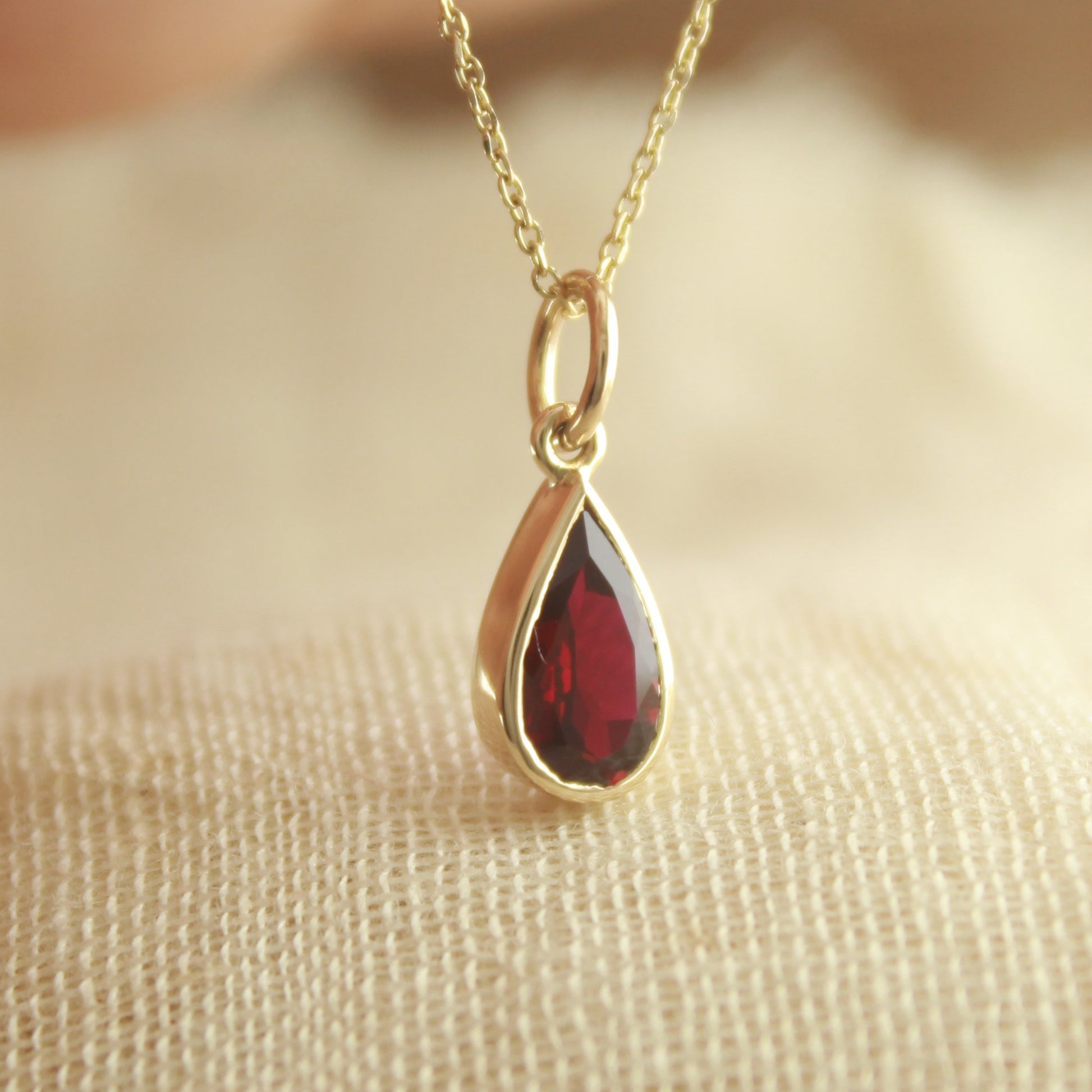 Pear Cut Lab Ruby Pendant in Gold – Minimalist Everyday Necklace,
Dainty Pear Shaped Ruby Pendant in Bezel Setting – Gold Necklace,
Minimalist Ruby Gold Pendant Necklace – Pear Cut Lab Gemstone,